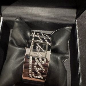 GUESS ladies fashion analogue watch silver